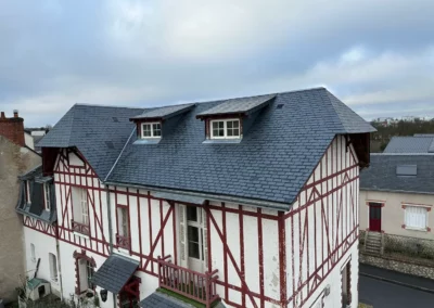 Maison à colombages rouges sous ciel nuageux