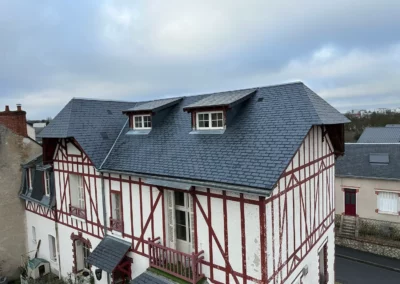 Maison normande à colombages avec toiture en ardoise