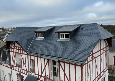 Maison à colombages avec toiture en ardoise