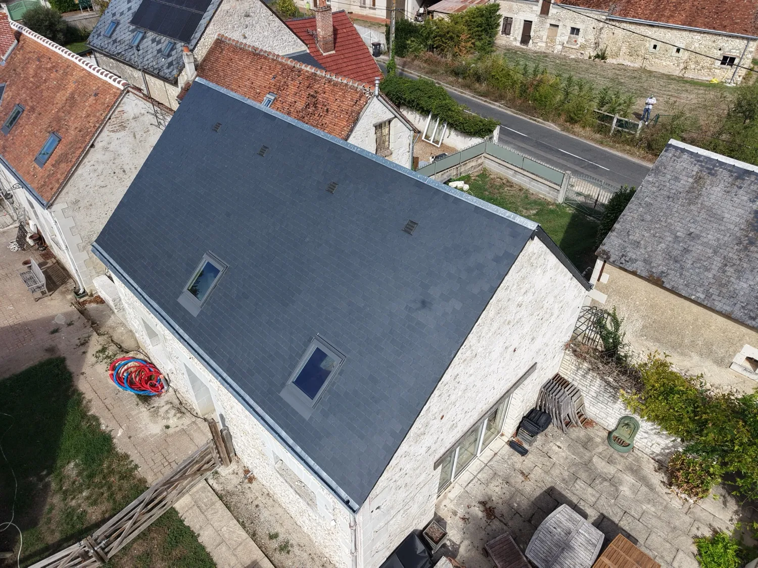 Vue aérienne d’une maison au toit en ardoise rénové