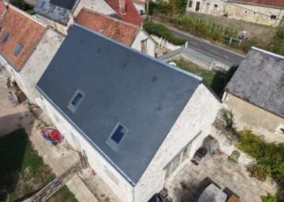 Vue aérienne d’une maison à toiture en ardoise rénovée