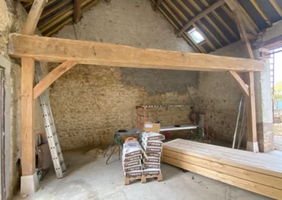 Charpente en bois d’une grange en rénovation