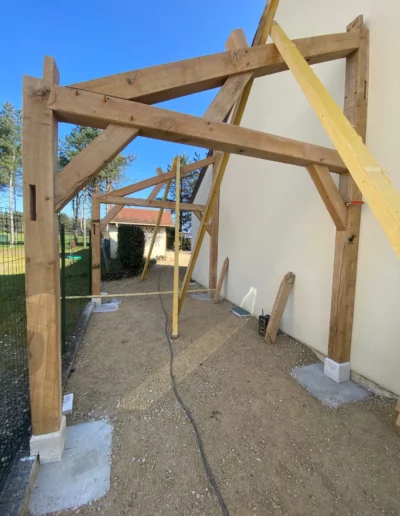 Ossature bois en construction le long d’une maison
