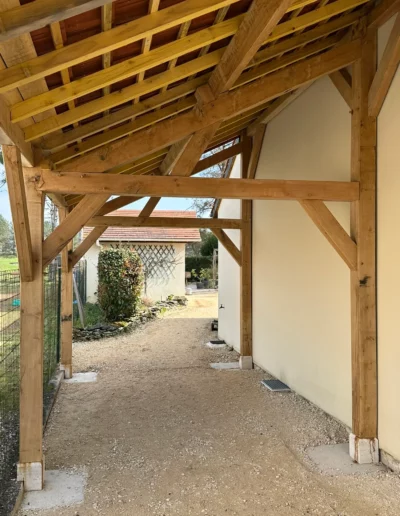 Charpente en bois d’un auvent le long d’une maison