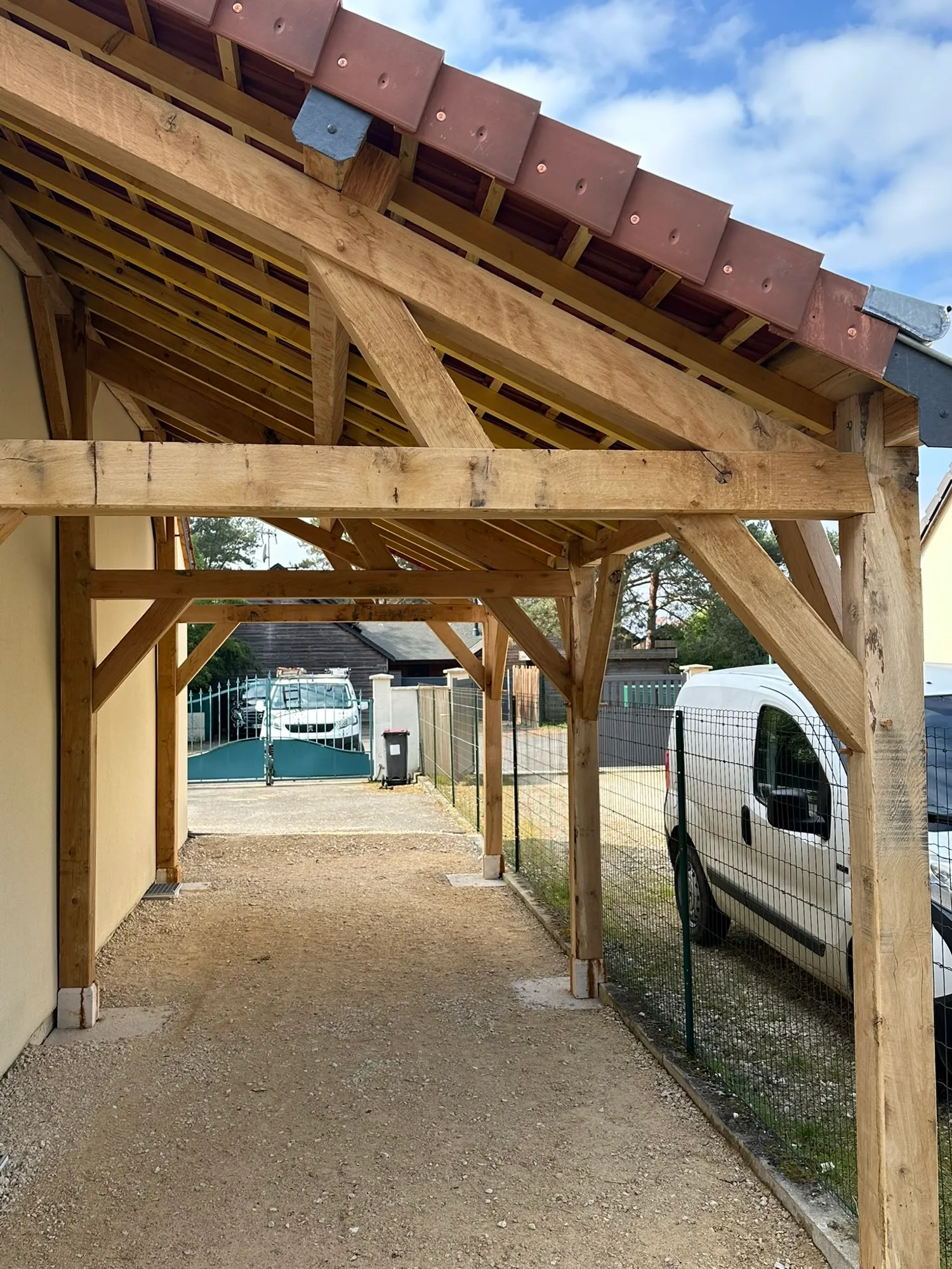 Auvent en bois sous toiture de tuiles