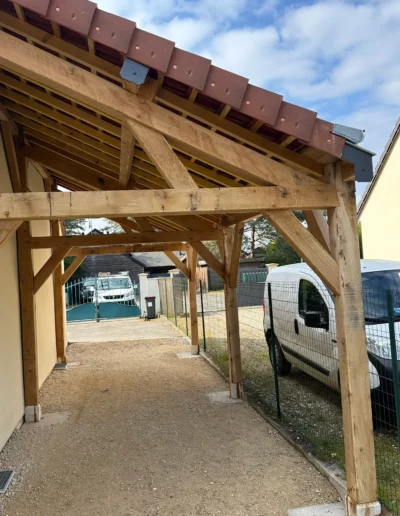 Auvent en bois à tuiles au-dessus d'une allée