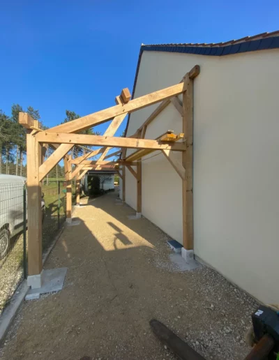 Ossature en bois adossée à une maison