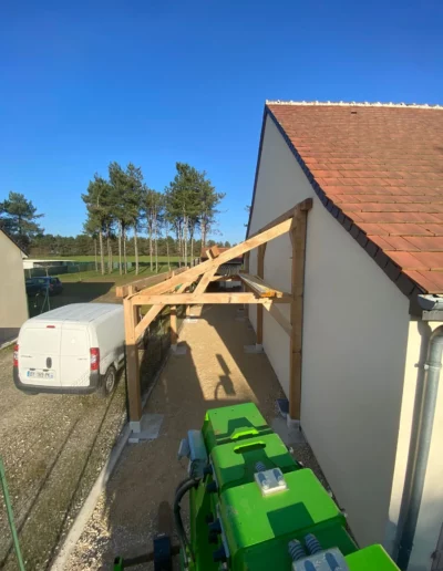 Ossature bois d’un auvent en construction