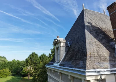 Toit en ardoise d’une demeure avec jardin verdoyant