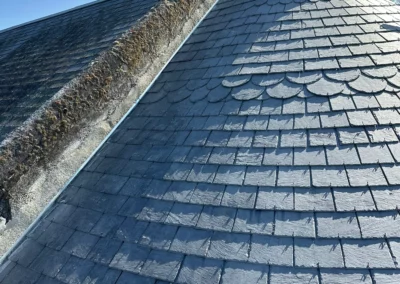 Toiture en ardoise avec souche de cheminée ancienne