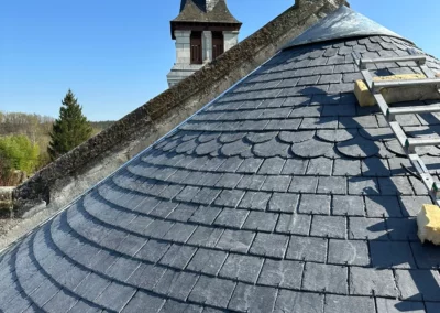 Toiture en ardoise d’église avec clocher