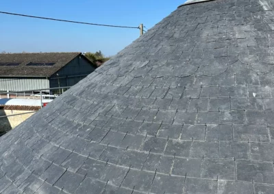 Toiture en ardoises sous ciel bleu
