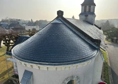 Toit en ardoise d’une église avec clocher