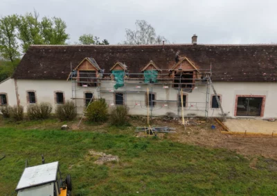 Rénovation de toiture sur une maison ancienne avec échafaudage