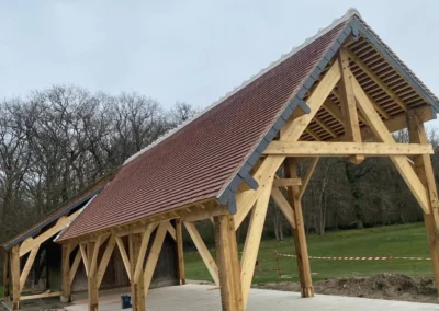 Charpente en bois avec toiture en tuiles, en construction