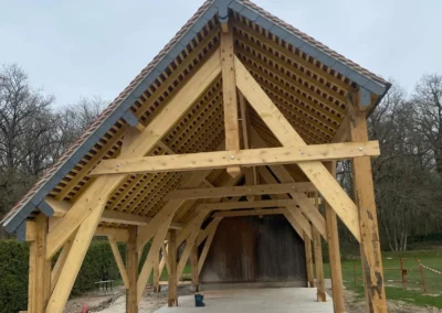 Charpente en bois d’un abri en construction