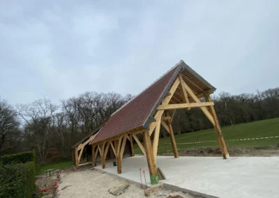 Abri en bois neuf à toiture rouge