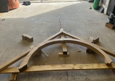 Assemblage d’une ferme cintrée en bois dans un atelier