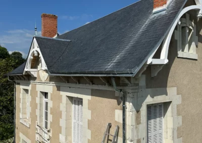 Toiture en ardoise d’une maison ancienne avec échelle