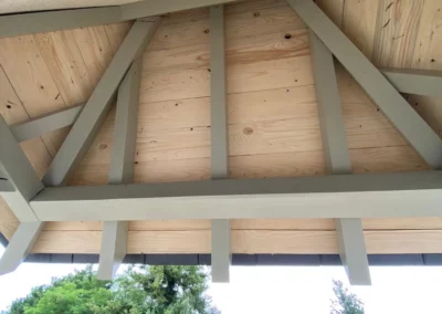 Charpente en bois sous un toit, vue extérieure