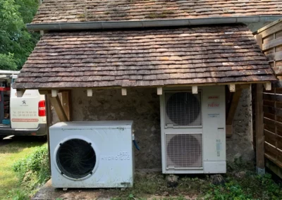 Pompes à chaleur devant dépendance au toit ancien