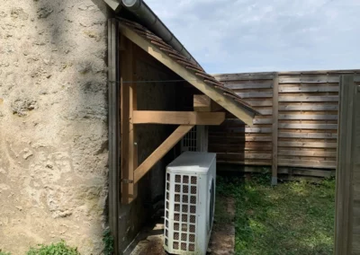 Unité extérieure de climatisation sous appentis en bois