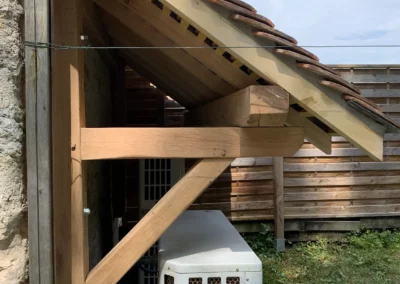 Auvent en bois sous toiture en tuiles