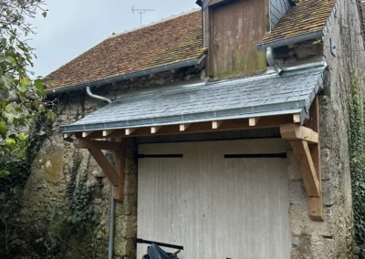 Garage rustique en pierre avec auvent rénové