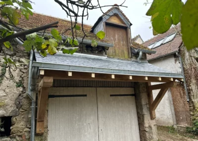 Ancienne grange en pierre avec auvent en ardoise