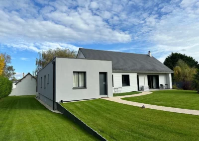 Maison rénovée blanche avec extension et jardin paysager