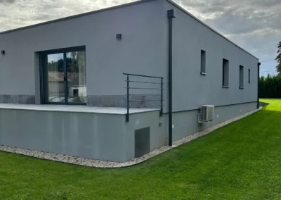 Maison contemporaine grise avec terrasse et jardin verdoyant