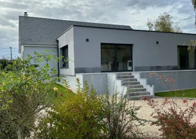 Maison contemporaine blanche avec jardin paysager et escalier