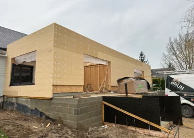Extension de maison isolée en cours de construction