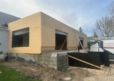 Extension de maison en construction avec isolation extérieure