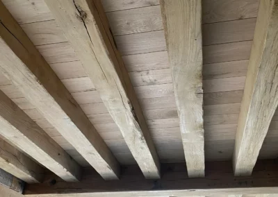 Plafond ancien à poutres apparentes en bois massif