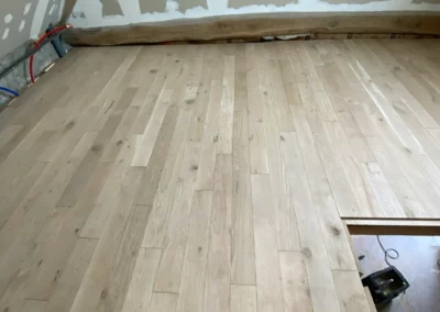 Parquet en bois clair posé dans une pièce en rénovation
