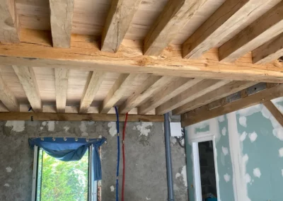 Plafond à poutres apparentes dans une pièce en rénovation