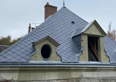 Toiture en ardoise avec lucarnes décoratives anciennes
