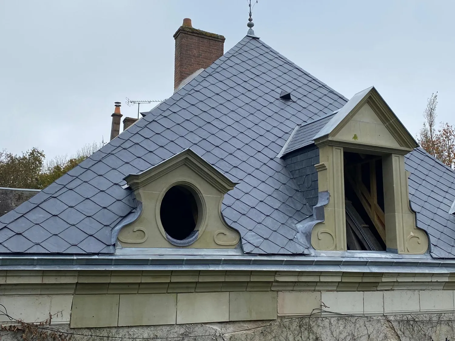 Toiture en ardoise avec lucarnes décoratives anciennes