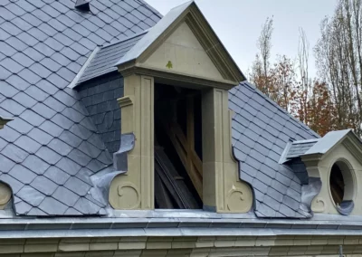 Lucarne en rénovation sur toiture en ardoise