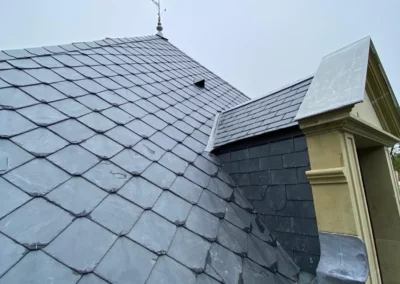Toiture en ardoise avec lucarne et épi de faîtage