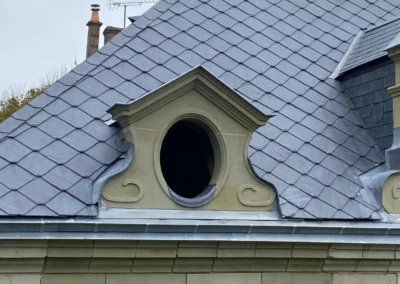 Lucarne ovale sur toit en ardoise