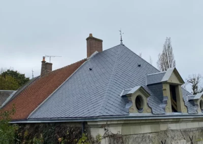 Toiture en ardoise d’une maison ancienne avec lucarnes