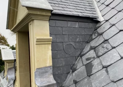 Toiture en ardoise avec lucarne et raccords en zinc