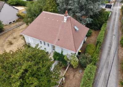Vue aérienne d’une maison blanche au toit en tuiles