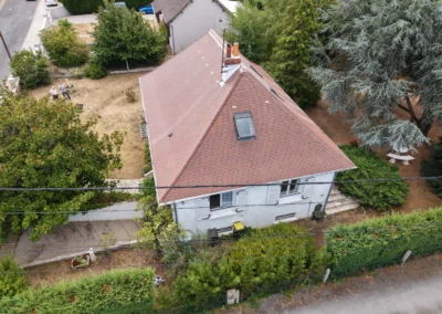Vue aérienne d’une maison avec jardin arboré