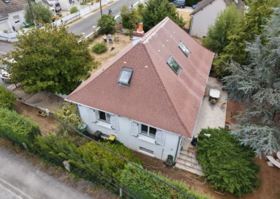 Vue aérienne d’une maison blanche au toit en tuiles