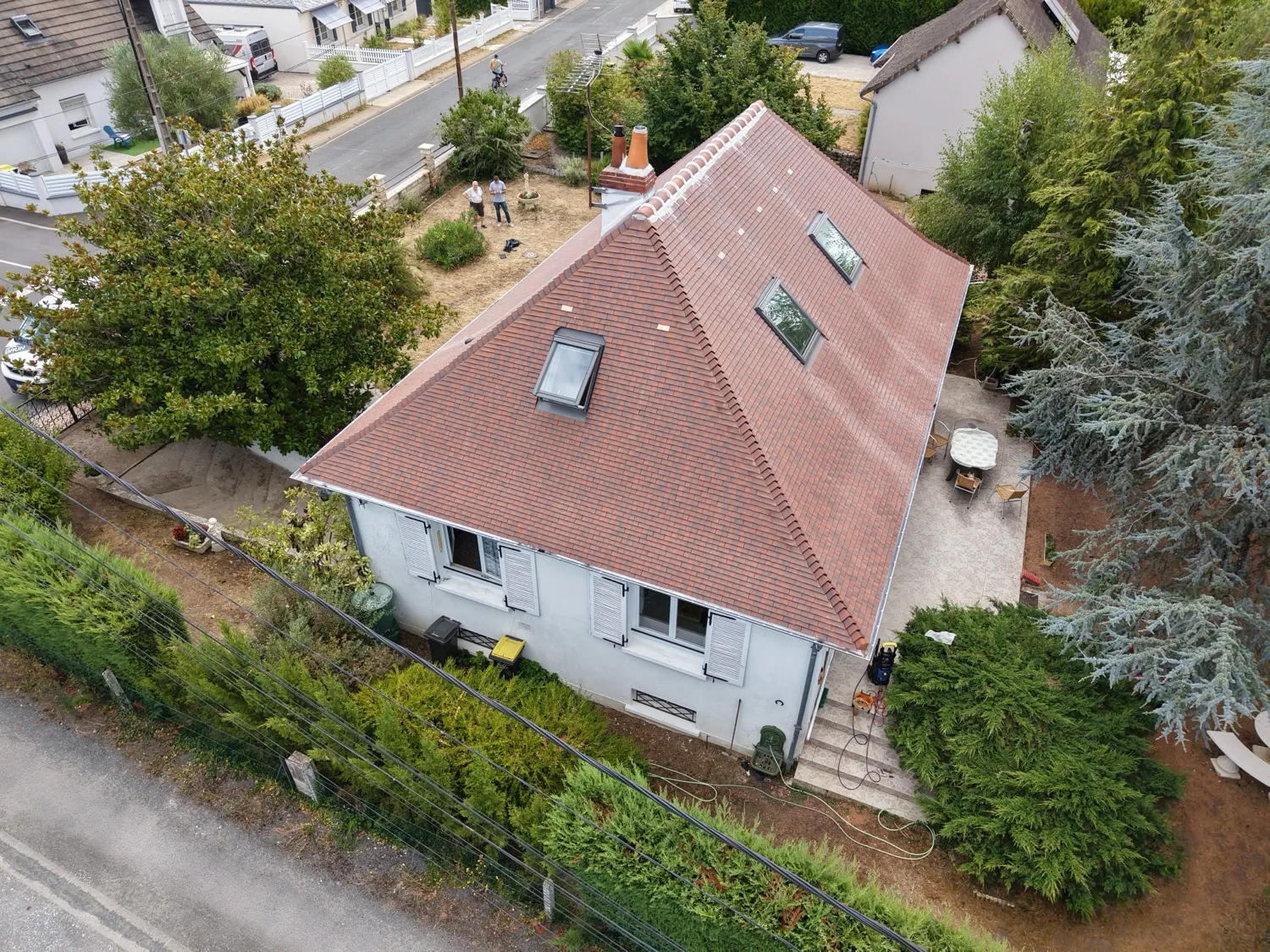 Vue aérienne d’une maison blanche au toit en tuiles