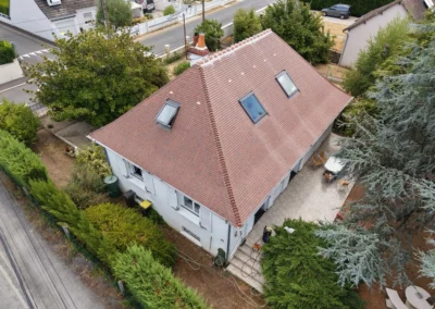 Vue aérienne d’une maison au toit en tuiles