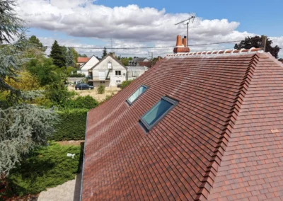 Toiture en tuiles rouges avec deux fenêtres de toit